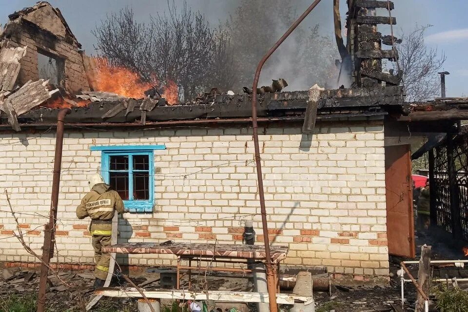 Губкин горит дом. Сгорел дачный дом. Сгоревший домик. Сгорел дом в Губкине. Пожар в доме.