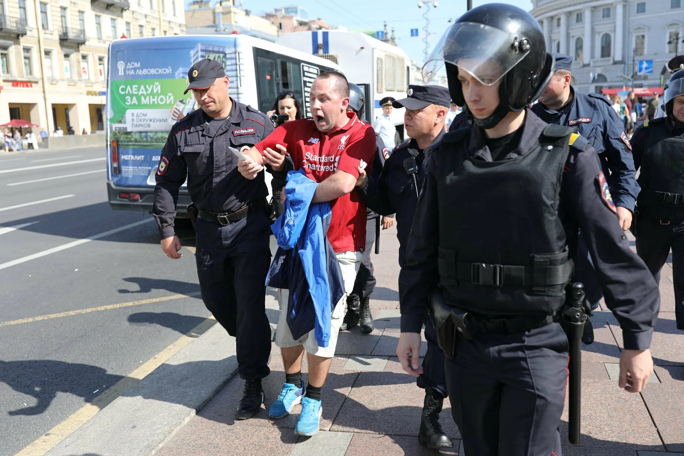 Полиция в питере сегодня. Полицейский спб. Омон на площади. Российский полицейский. Полиция в питере сегодня.