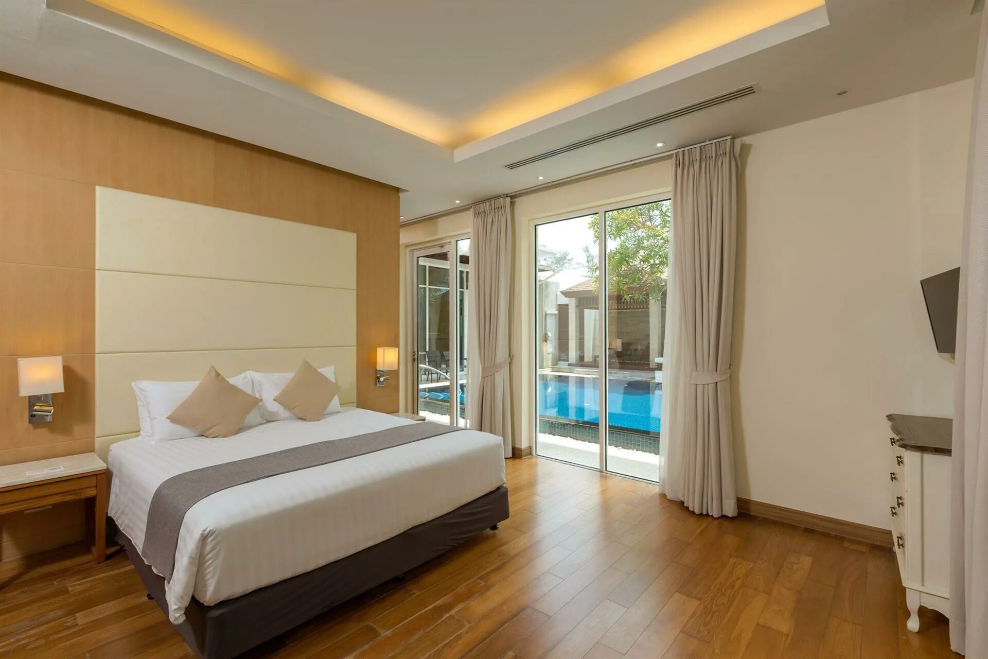 Grand west sands resort & villas) 5*. сплэш резорт 5 пхукет. Splash отель пхукет. Splash beach resort phuket 5 май кхао. сплэш бич резорт пхукет.