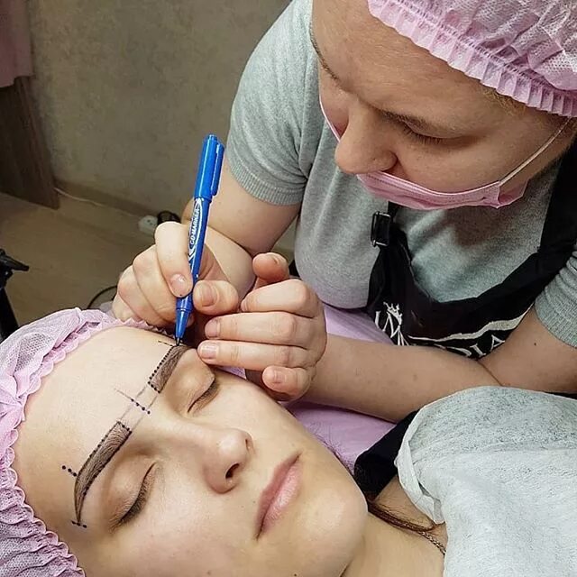 курсы татуажа. обучение перманентному макияжу. выучиться и на мастера перманентного макияжа. школа студия макияж. вывеска для салона перманентного макияжа.