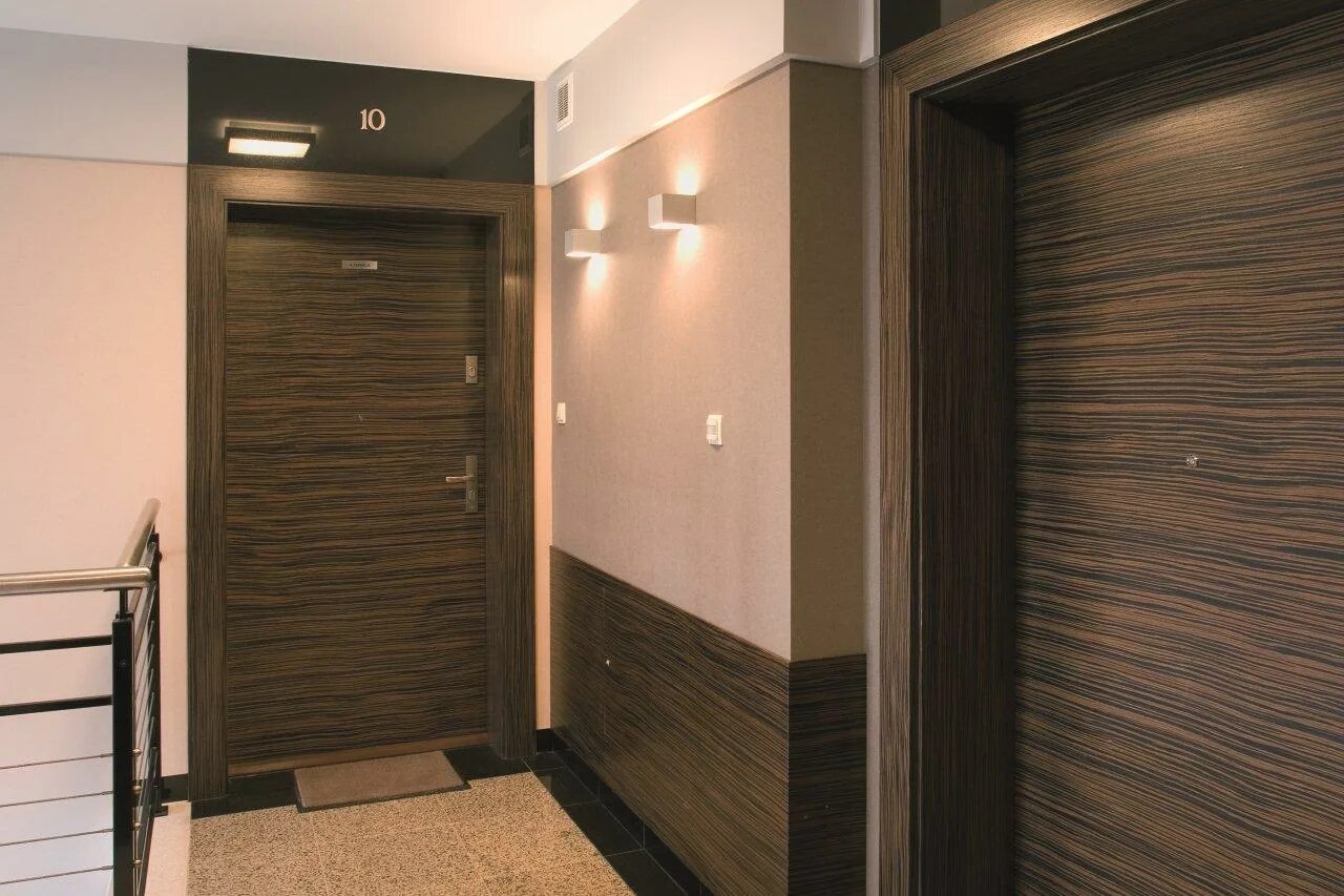 Отделка стен коридора ламинатом. Панели в коридор. Прихожая отделанная ламинатом. Стены в коридоре.
