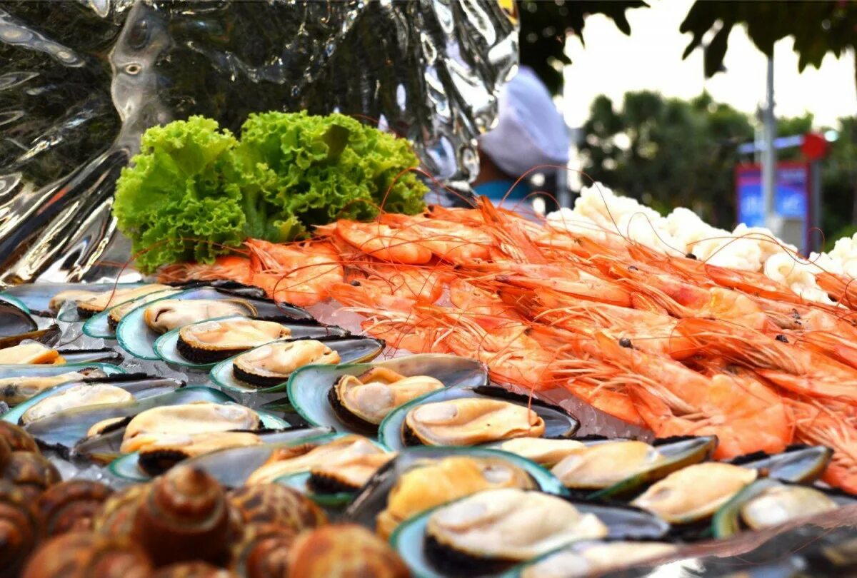 Морепродукты на берегу моря. Морепродукты на пхукете. рыбный рынок пхукет. паттайя рынок морепродуктов. тайланд морепродукты на рынках.