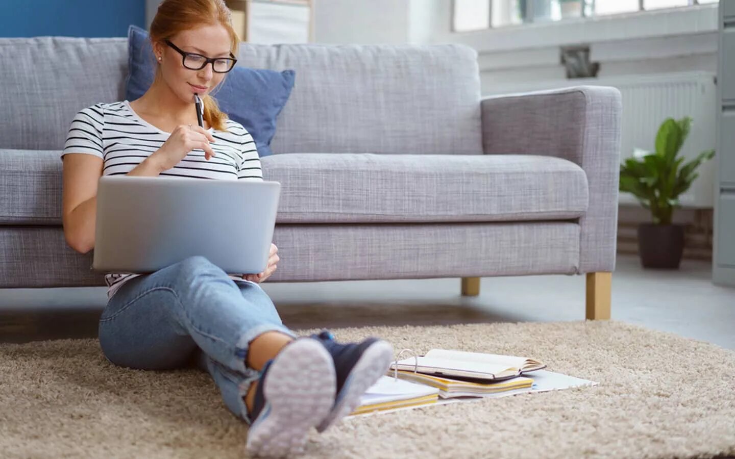 Удаленная работа на диване. Сидим дома. Дама сидит. Ноутбук на диване. When you work at home