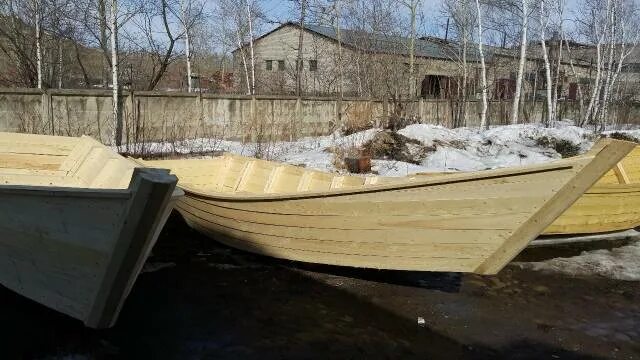 Кунгас лодка. Старый корабль. Разбитый корабль. Лодка на берегу моря. Кунгас.