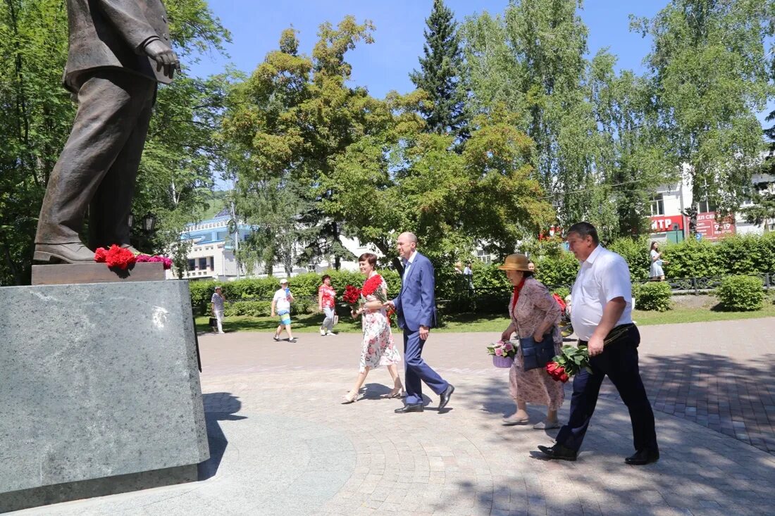 Газеты горно алтайска. Памятник Чаптынова в Горно Алтайске. Сквер семьи Горно-Алтайск.