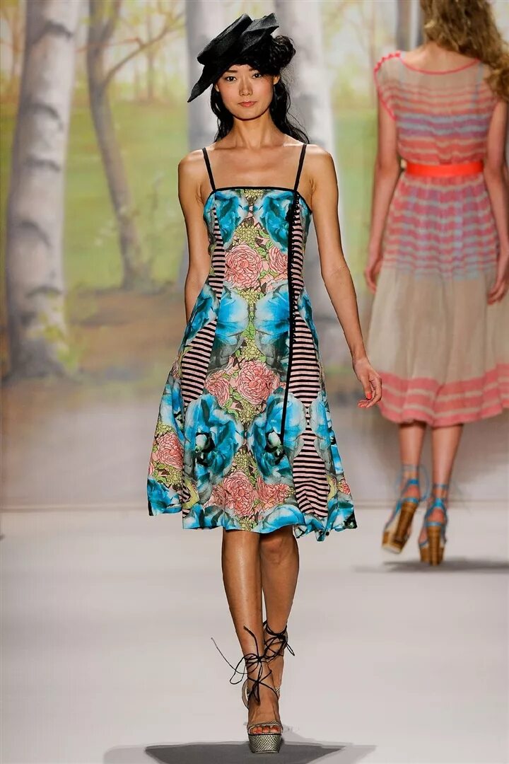 Платье летнее легкое воздушное. Красивый летний сарафан. Стильное платье с цветочным принтом. Модели летних платьев. Модные сарафаны необычные.