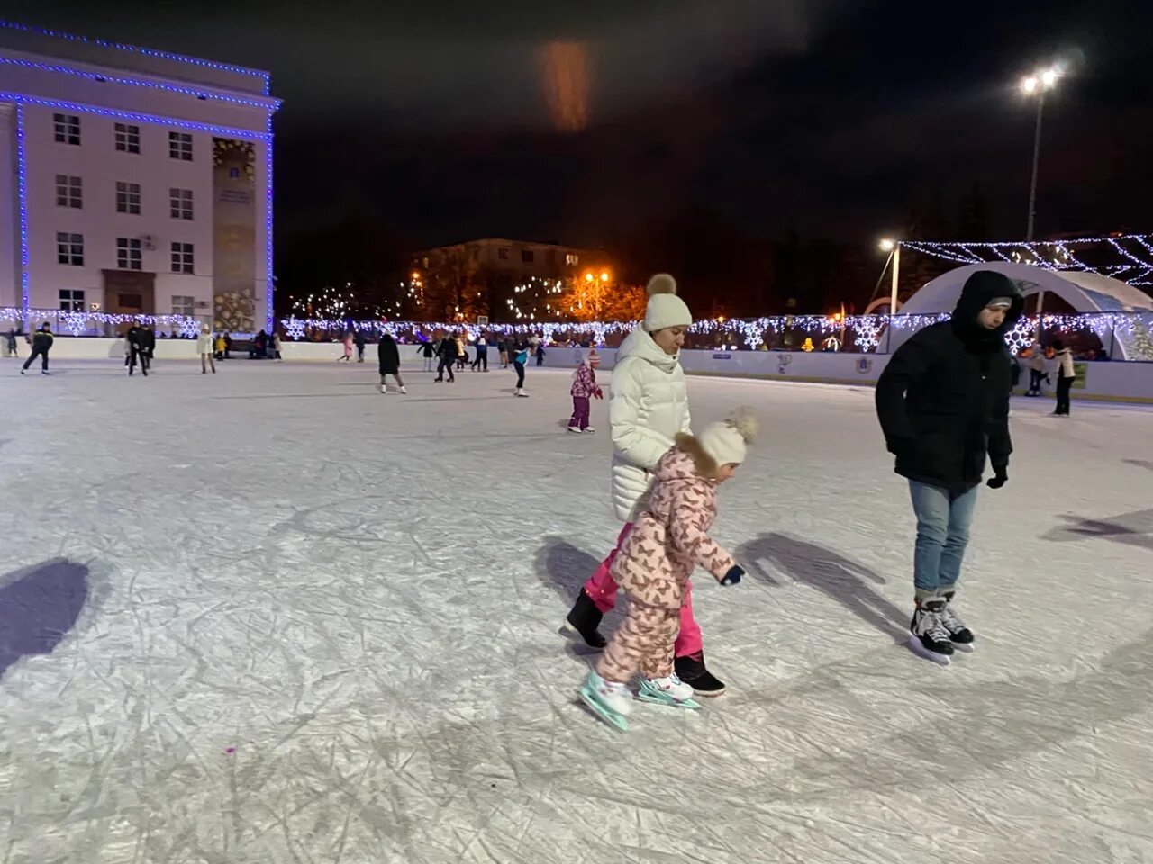 Расписание катков ульяновск. Соборная площадь Ульяновск каток. Каток Ульяновск открытый. Каток Ульяновск 2022. Ульяновск каток на площади.