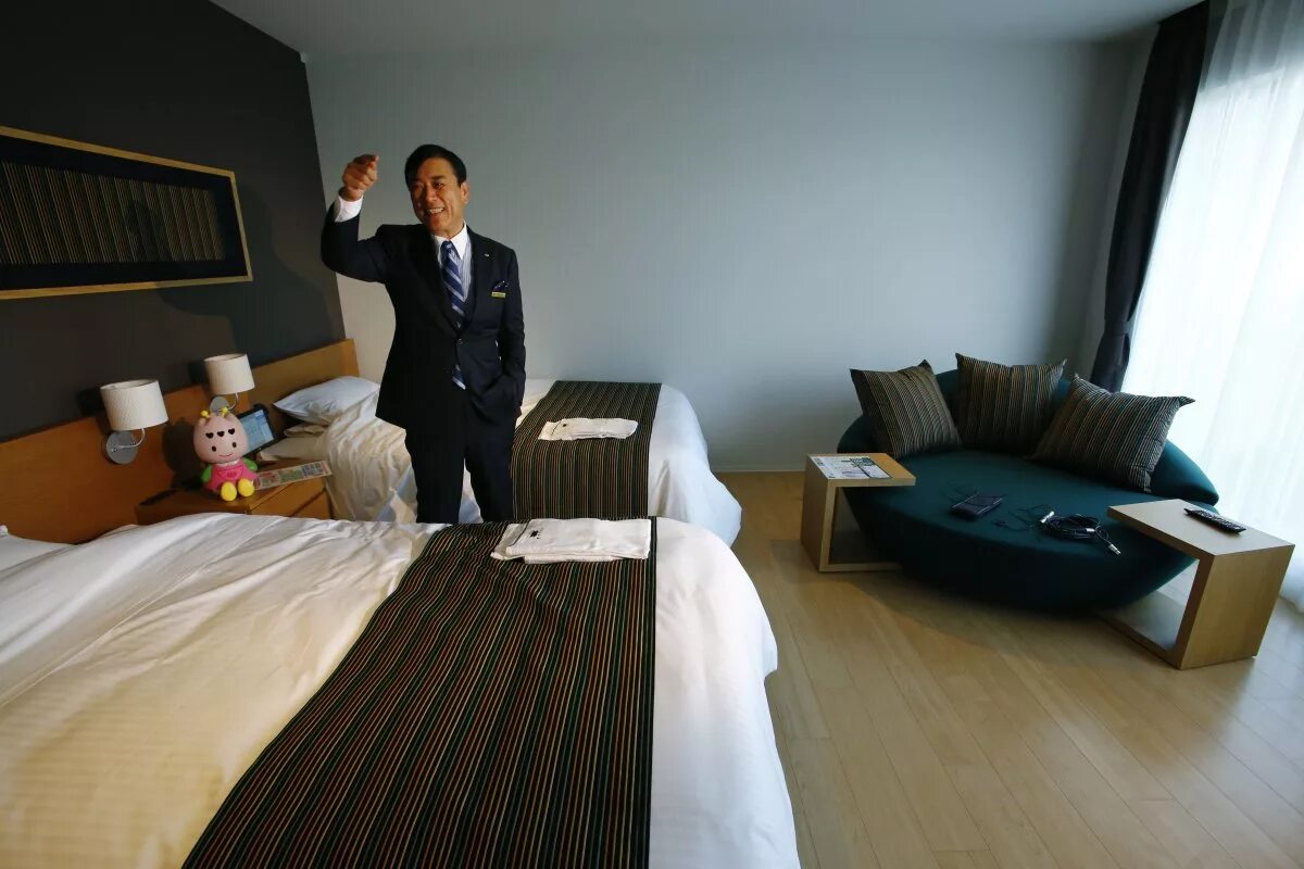 Отель муж. Отель Henn-na Hotel Japan. Люди в отеле. Японцы в гостинице. В отеле.