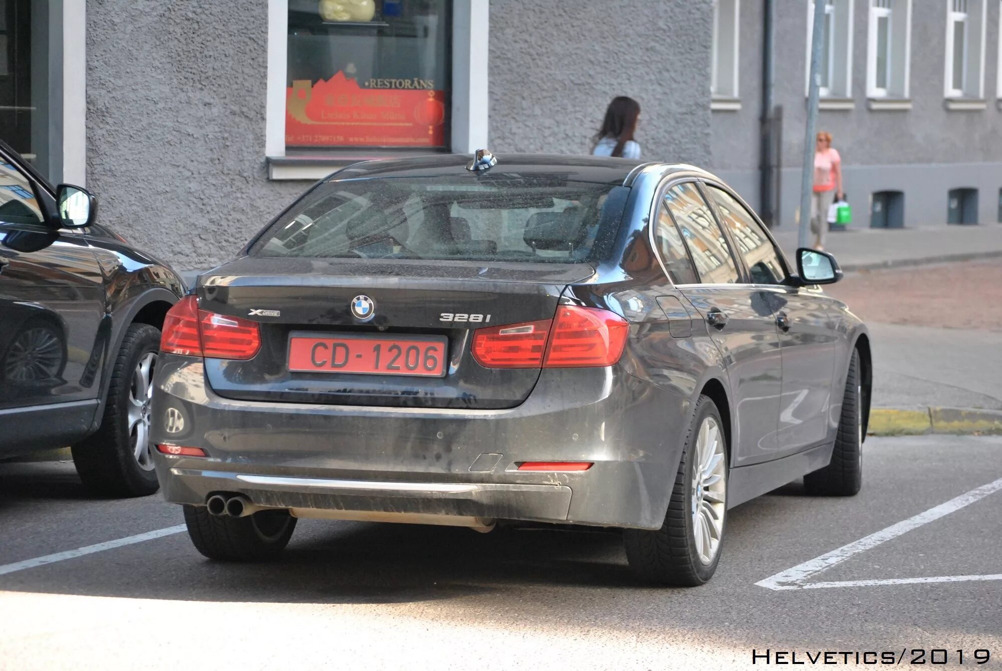 Дипломатические номера 555cd1. BMW 7 дипломатические номера. Дипломатические номера Латвии. Дипломатические номера d91.