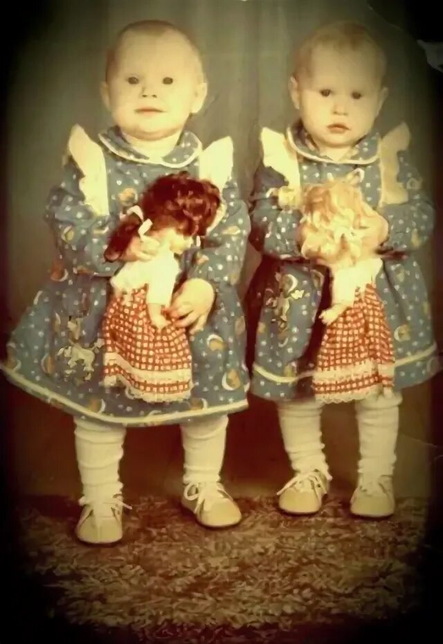 Двойня. Фон для ньюборн для фотошопа. Дерево камень по гороскопу. Двойняшки разной расы. 19 января близнецы.