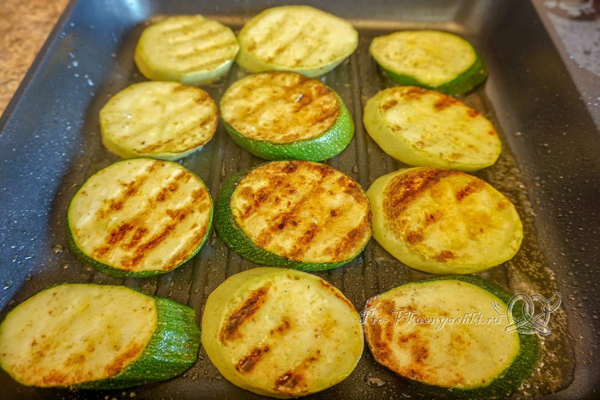 Кабачковые оладьи с куриной грудкой. Диетическое блюдо из кабачка. Омлет с кабачками и помидорами. Яичница с кабачками. Фриттата с кабачками на сковороде.