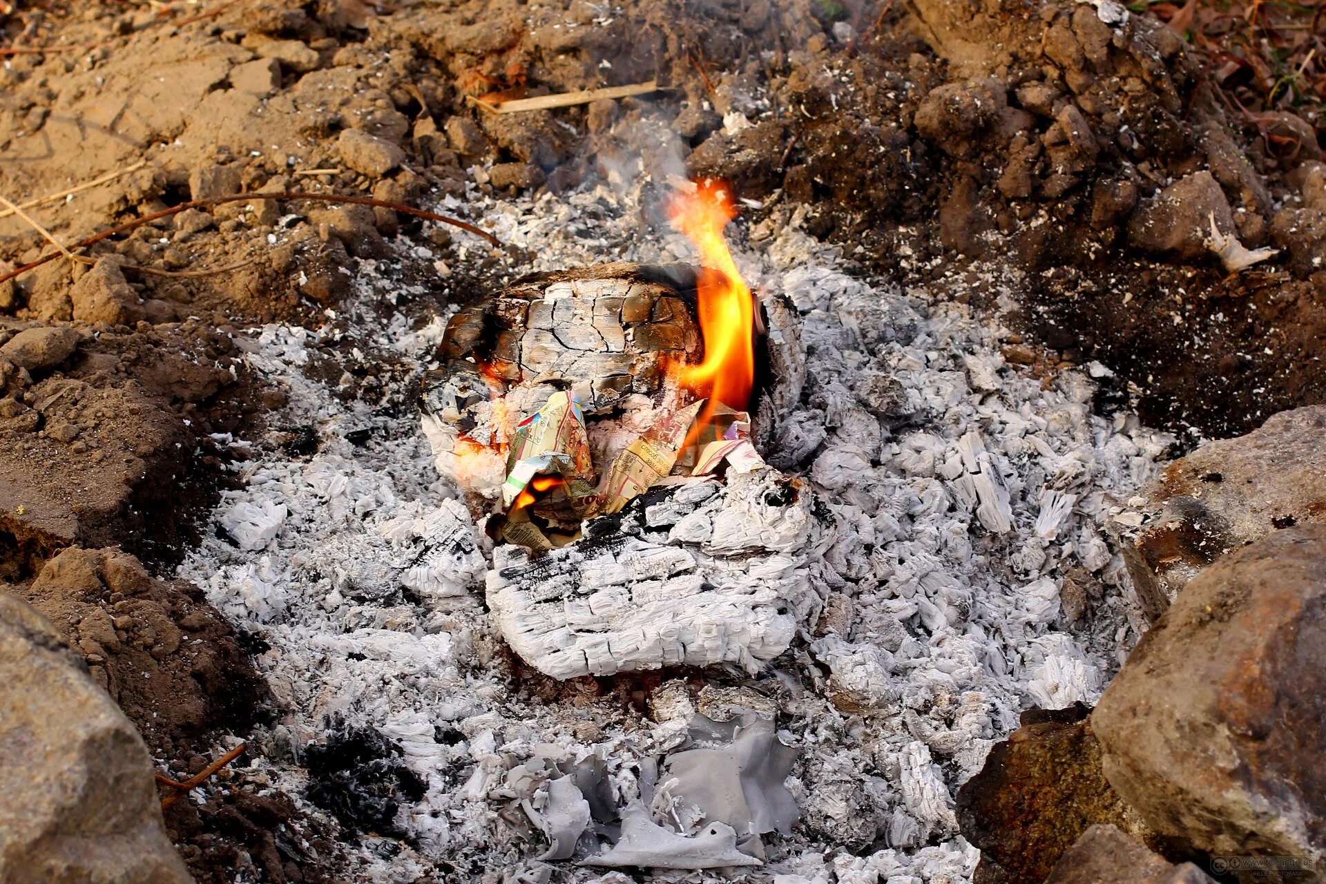 Огонь и пепел. Тлеющий костер. Пепел и угли. Угли костра. Горит ли пепел.
