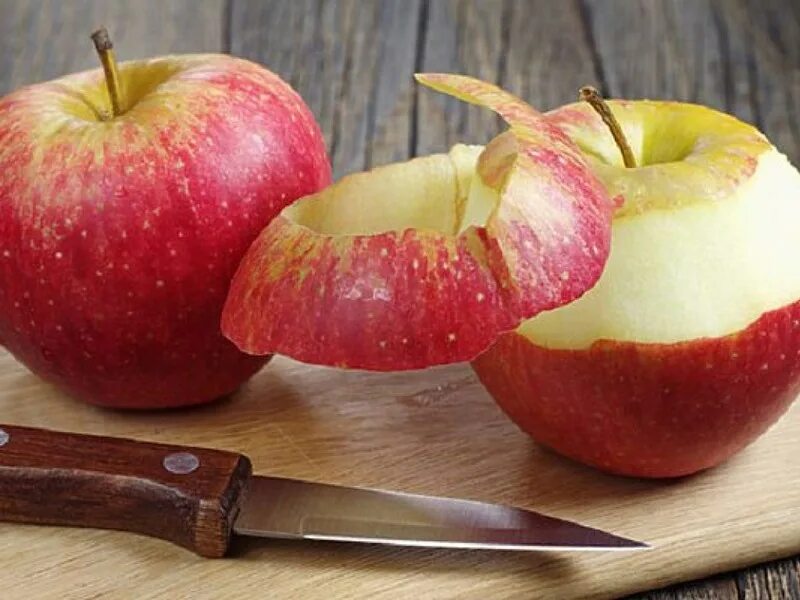 Для лучшего хранения яблоки протирают. Яблочная кожура. Кожура от яблока. Яблочная шкурка. Чистка кожуры яблок.