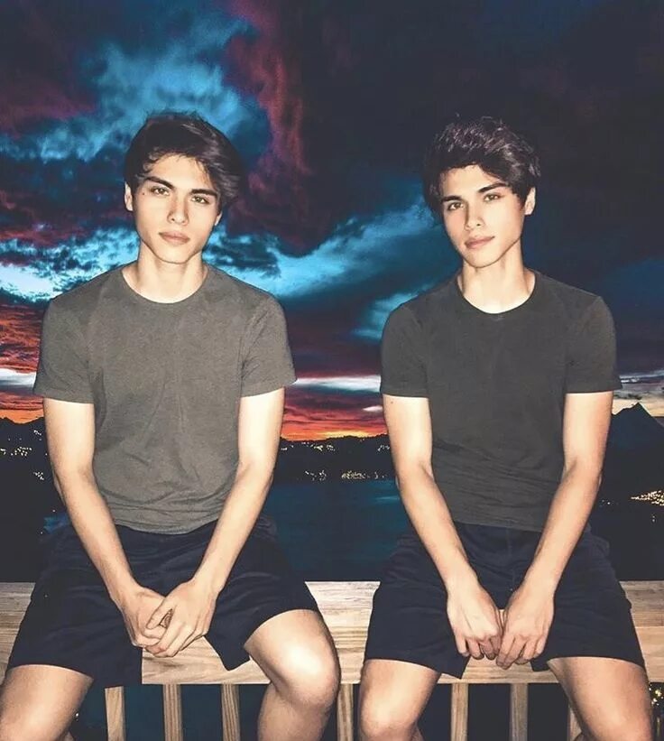 Мерч stokes twins. Два близнеца ютуберы. Близнецы алан и алекс. Блоггеры близнецы парни из россии. Популярные братья близнецы.