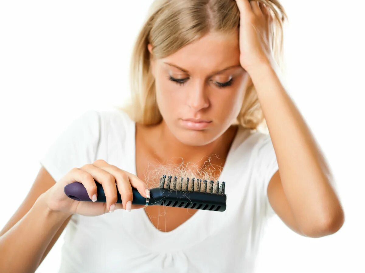 Как остановить выпадение волос в домашних условиях. Девушка с расческой. Расческа для волос. Стресс и волосы.