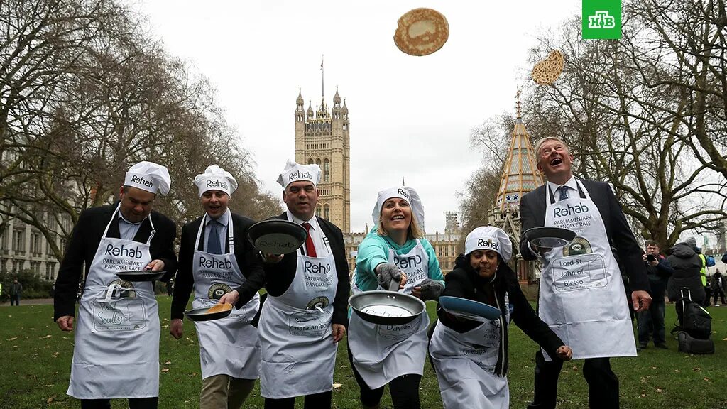 Блинная гонка (Олни, Лондон, Великобритания). Pancake Day в Англии. Праздник жирный вторник в Великобритании. Забег с блинами в Англии.
