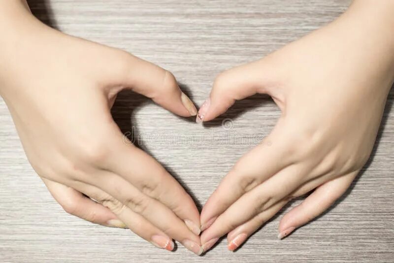 Сердечко пальцами. Сердечко пальцами фото. Как сделать сердечко из рук. Как сделать сердечко из рук. Необычные валентинки.