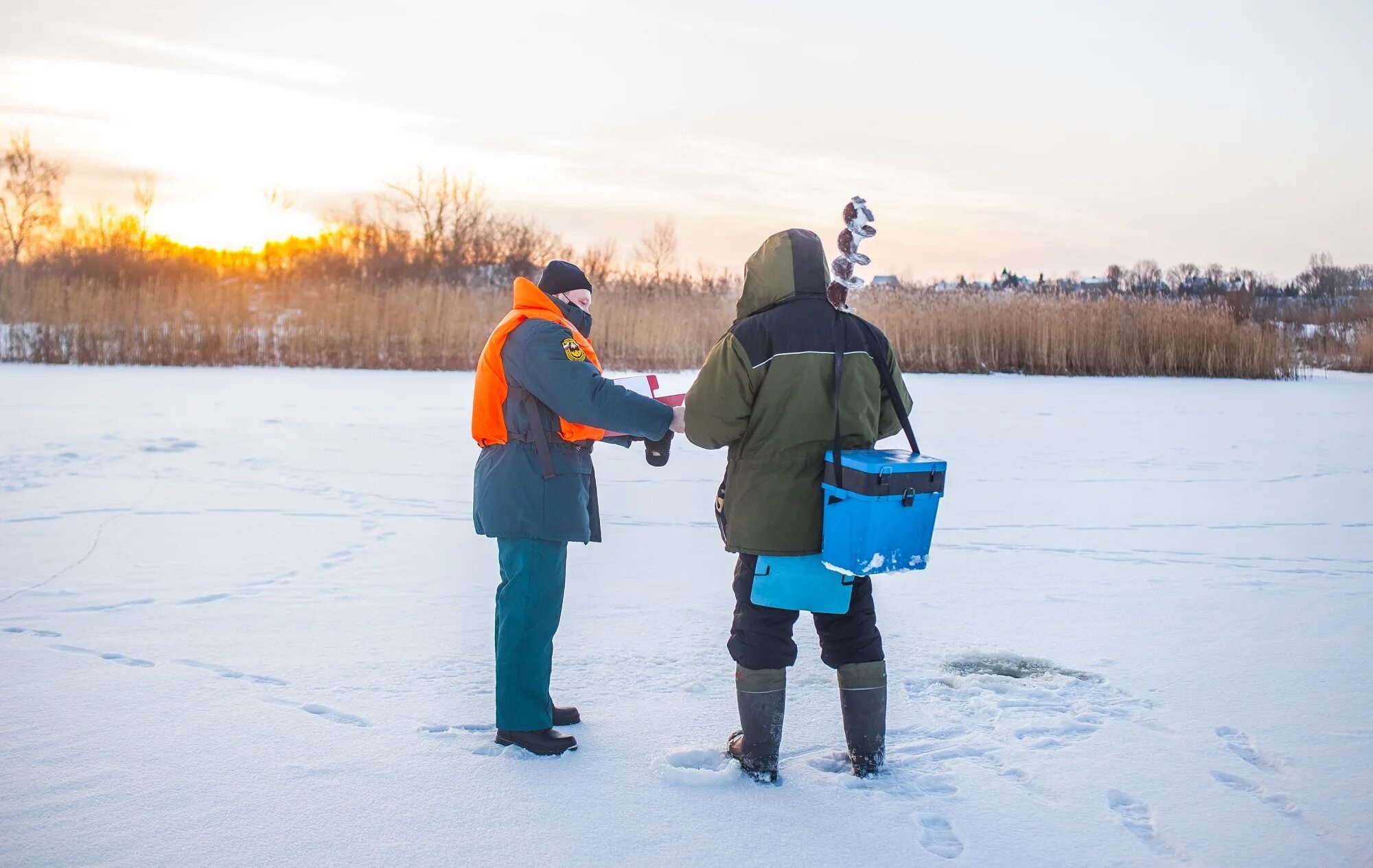 Запрет выхода на лед рыбинское водохранилище. МЧС запрет выхода на лёд. Запрет выхода на лед рыбакам. ГИМС предупреждает выход на лед запрещен. Выход на лед.