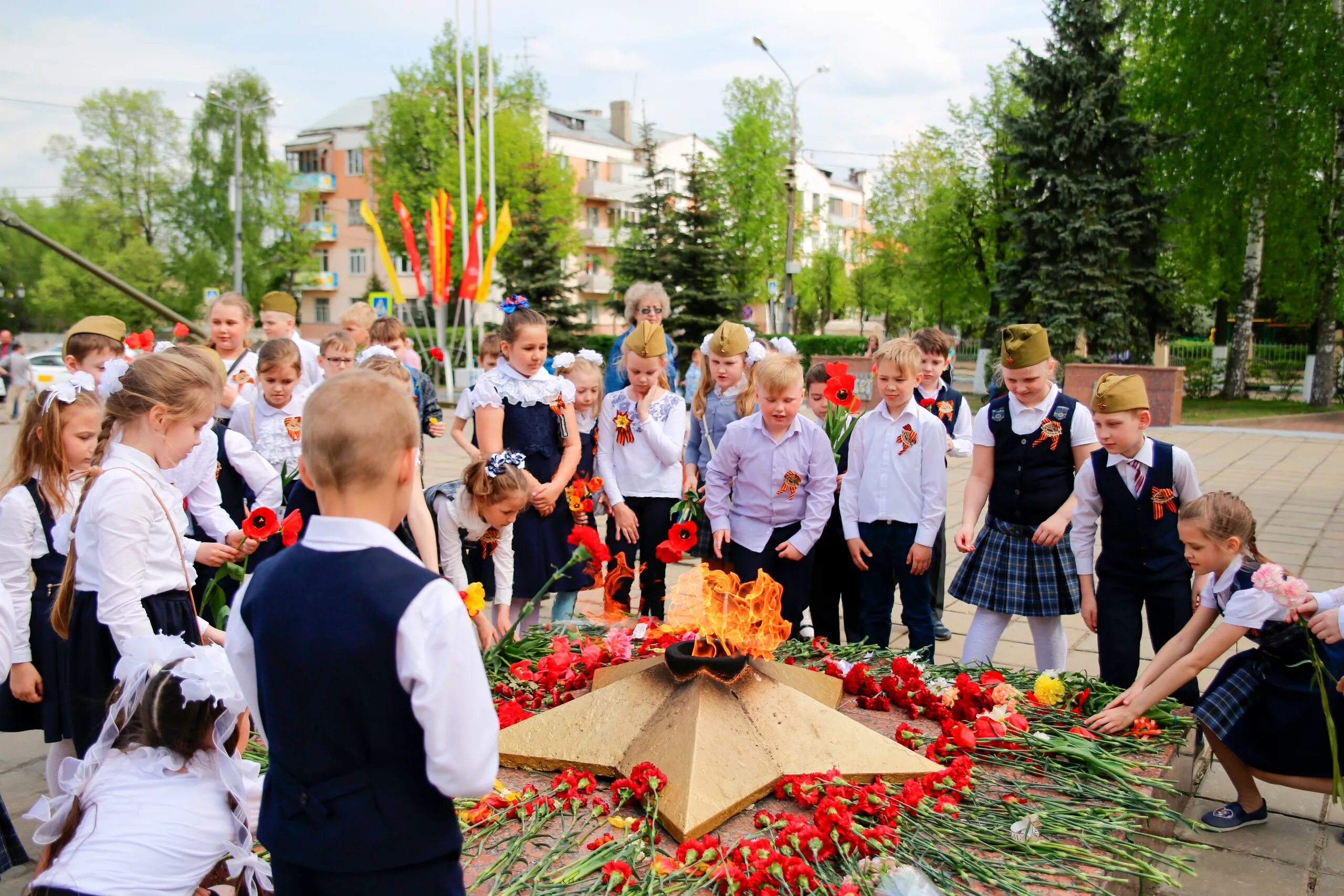 Возложение цветов к Вечному огню детьми. Дети возлагают цветы к Вечному огню. Школьники возлагают цветы. Возложение цветов школьники. 9 мая старшеклассники