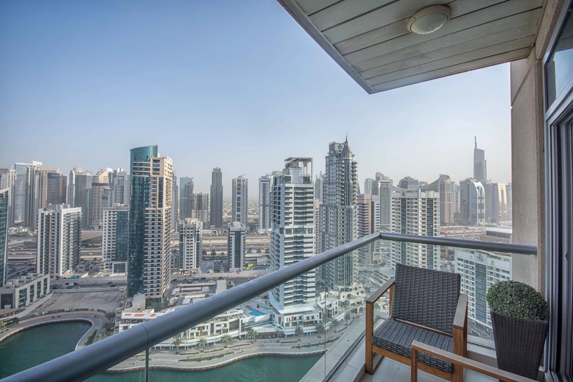 Квартира в дубае. Дубай с балкона. Оаэ вид с балкона. Jumeirah al qasr. Five palm jumeirah dubai балкон.