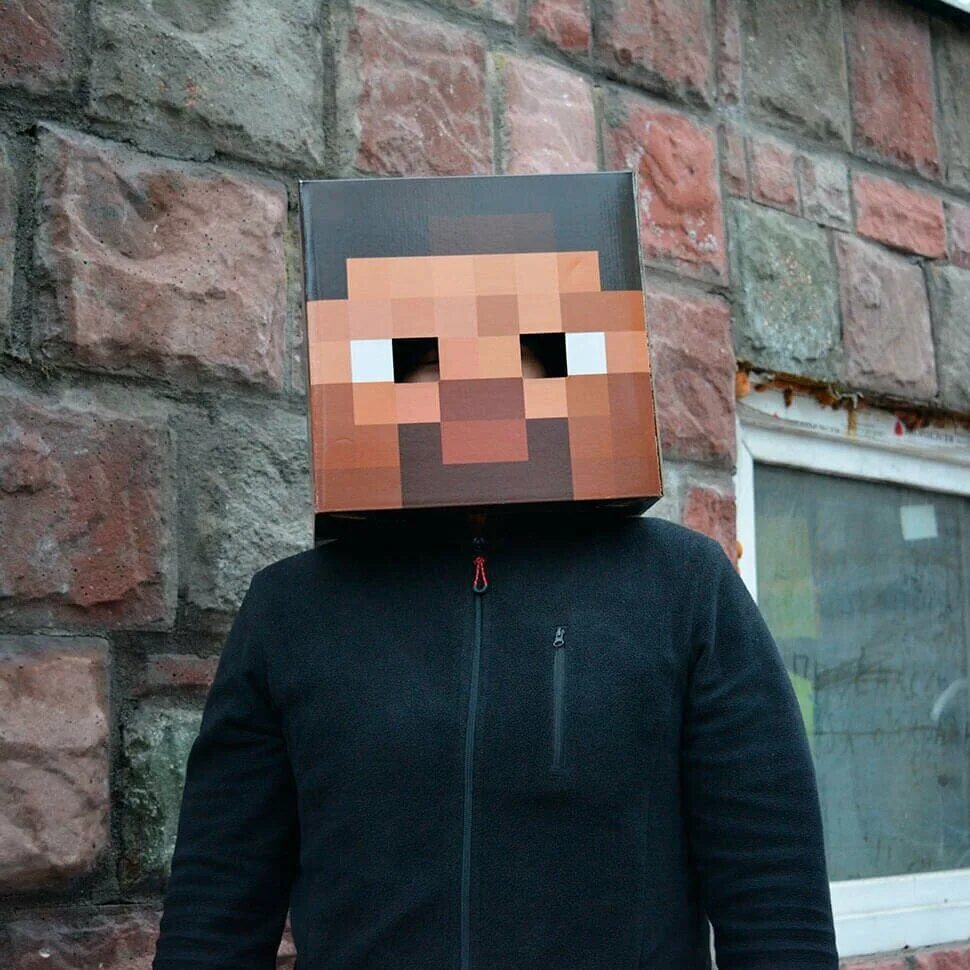 чел с квадратной головой. квадратное лицо смешное. стив джобс фигурка из бумаги. квадратный человек. люди с квадратным лицом.