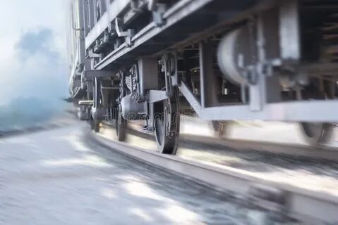 Яблоко лежащее на столике вагона движущегося поезда