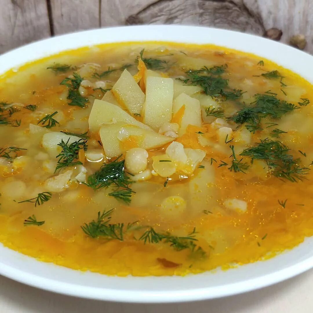 Рецепт вкусного гороха супа. Гороховый суп с копченостями ребрышками. суп картофельный с горохом. горох для супа. гороховый суп с курицей.