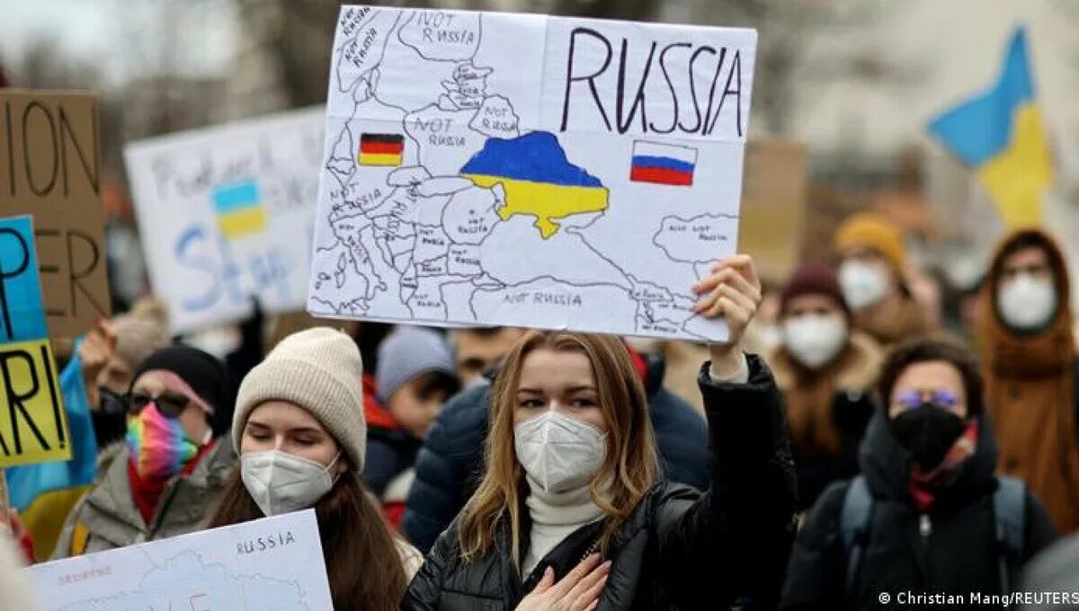Протестующие в Германии против Украины. Украинцы протестуют в Европе. Россия против Украины. Дискриминация русских в Германии.