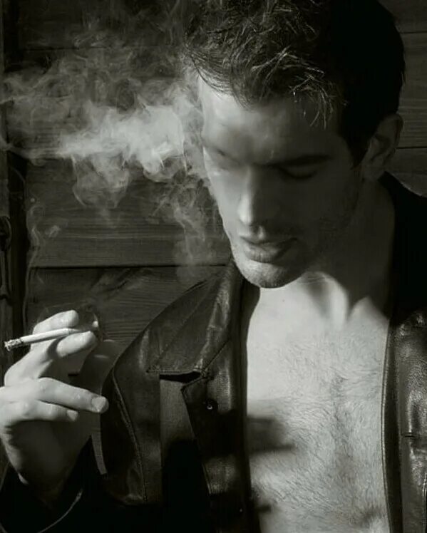 Уставший от всего курю ее. Парень курит. Мужчина с сигаретой. Курящие парни. Красивый мужчина с сигаретой.