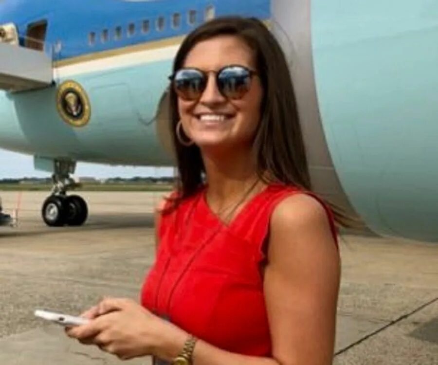 Kaitlan Collins. Лорри Коллинз. Кейтлин Коллинз CNN журналистка. Kaitlan Collins CNN.