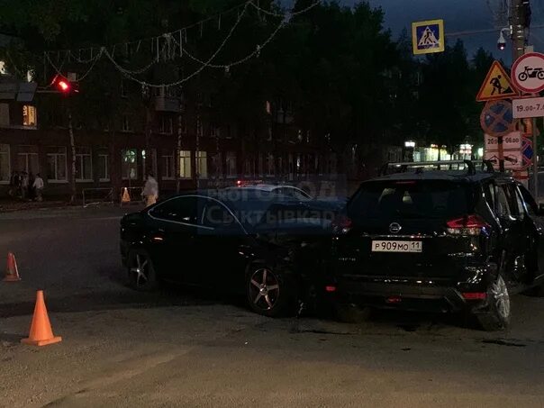 Сыктывкар вчера. Сыктывкар авария ноябрь 2025. сыктывкар авария парма. авария в сыктывкаре на коммунистической. авария в сыктывкаре возле пармы.