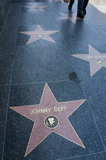 Голливудская «аллея славы» Лос-Анджелес Джонни Депп. Джонни Депп звезда на аллее славы. Лос Анджелес аллея звезд Джонни Депп. Калифорнийская звезда.