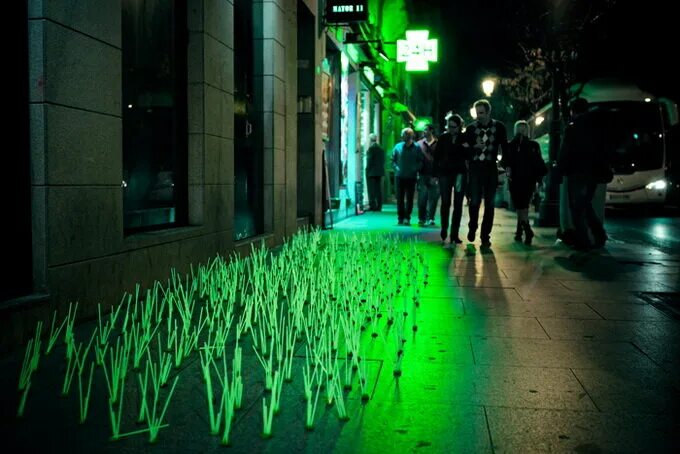 Под зеленым светом 25. Биолюминесцентные деревья. Инсталляции на улице. Зеленое освещение улиц. Под зелёным светом.