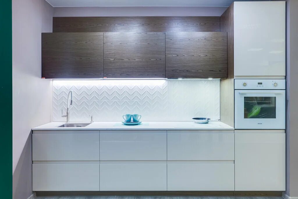 Кухня без ручек. Кухни константа. Кухни модерн 2021 с островом. Кухни интегра. Фасады интегра эмаль.