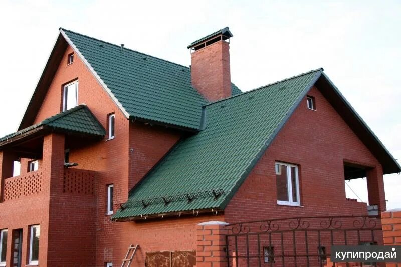 Крыша дома из красного кирпича