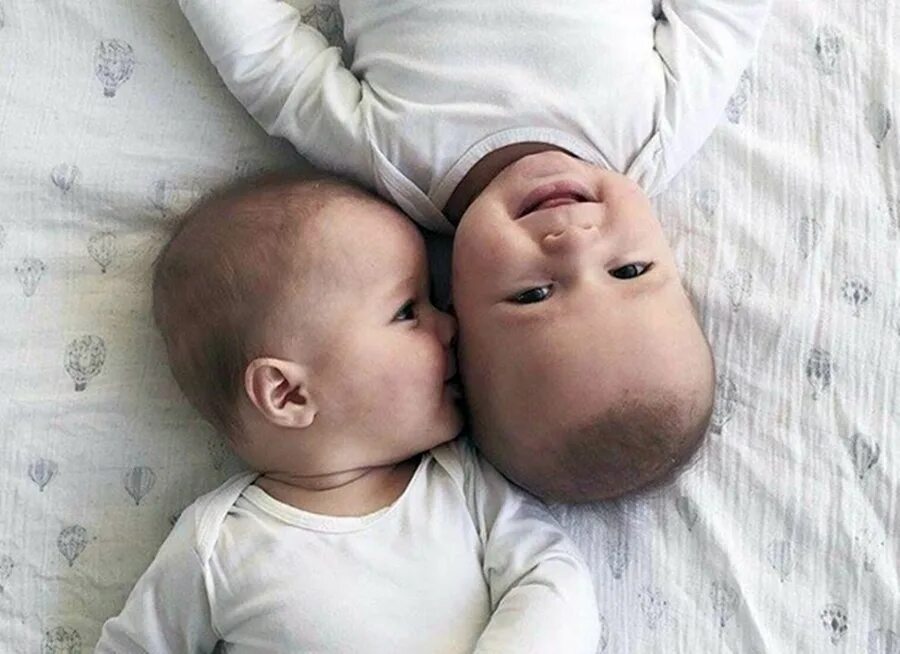 Два мальчика близнеца. Двойняшки мальчики. Два сына близнеца. Близнецы мальчики. Два сына близнеца.