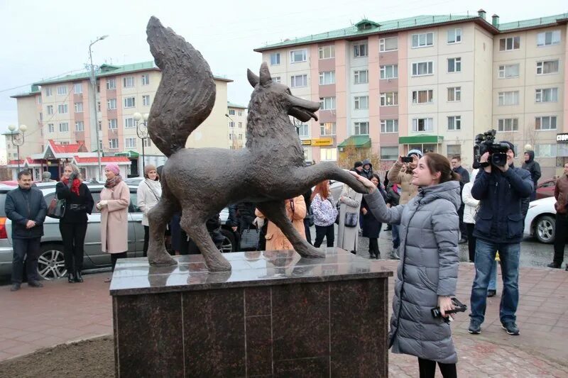 Памятник лисы в Салехарде. Лиса символ Салехард. Памятники Салехарда. Памятники в городе Салехар.