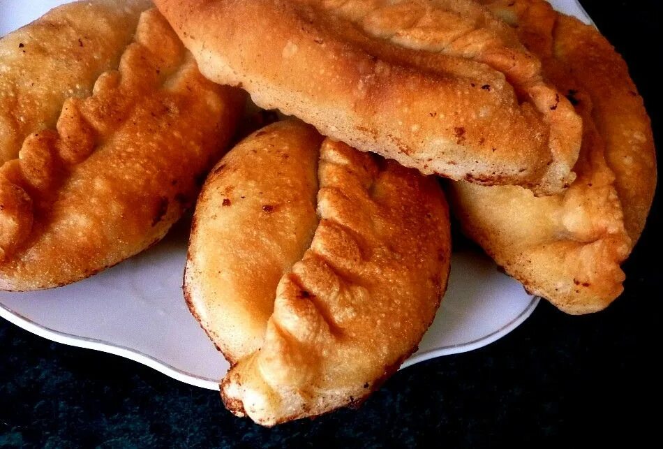 Кухня наизнанку жареные пирожки. Чебуреки посикунчики. уральские пироги посикунчики. пирожки посикунчики. уральские посикунчики с мясом.