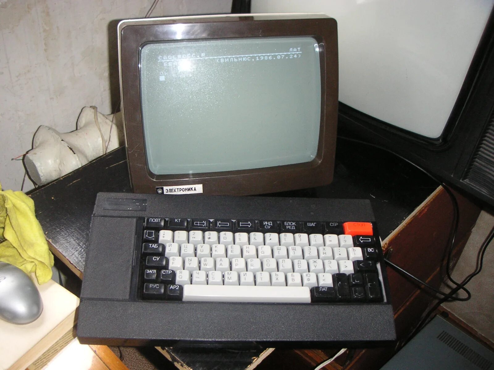Как назывались первые компьютеры в ссср. Электроника БК-0010. Электроника БК 0011м. Электроника БК-010. Электроника БК 0010 клавиатура.