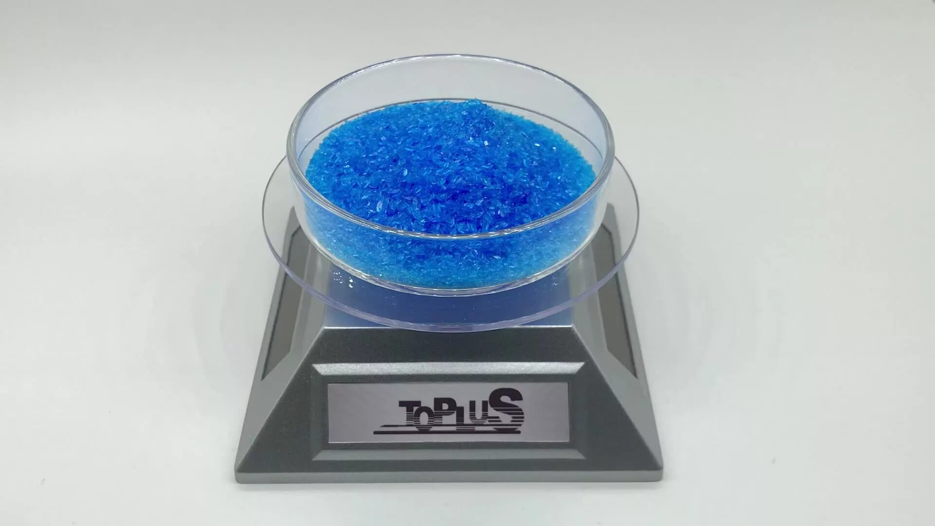 Раствор медного купороса. Кристаллы медного купороса. Медный купорос для обработки стен. 50 раствор медного купороса. Химический эксперимент медный купорос.