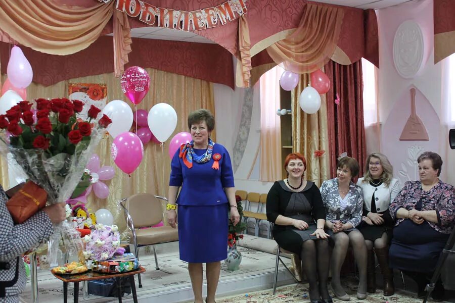 Как стать заведующим детским садом. Профессии в детском саду заведующая. Сотрудники юит. Профессии в детском саду заведующая. Заведующая детсадом семицветик.