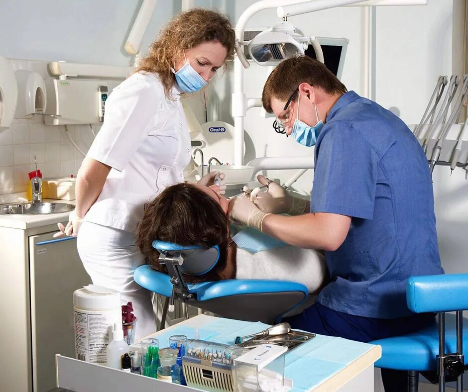 Какие предметы на стоматолога после 11. Приостановившийся кариес зубов клиника. Люди в клинике.