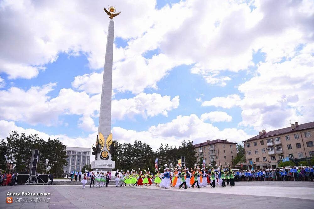 площадь караганды. площадь юрия гагарина в караганде. памятник космонавтике караганда. караганда площадь. стела мемориала независимости.