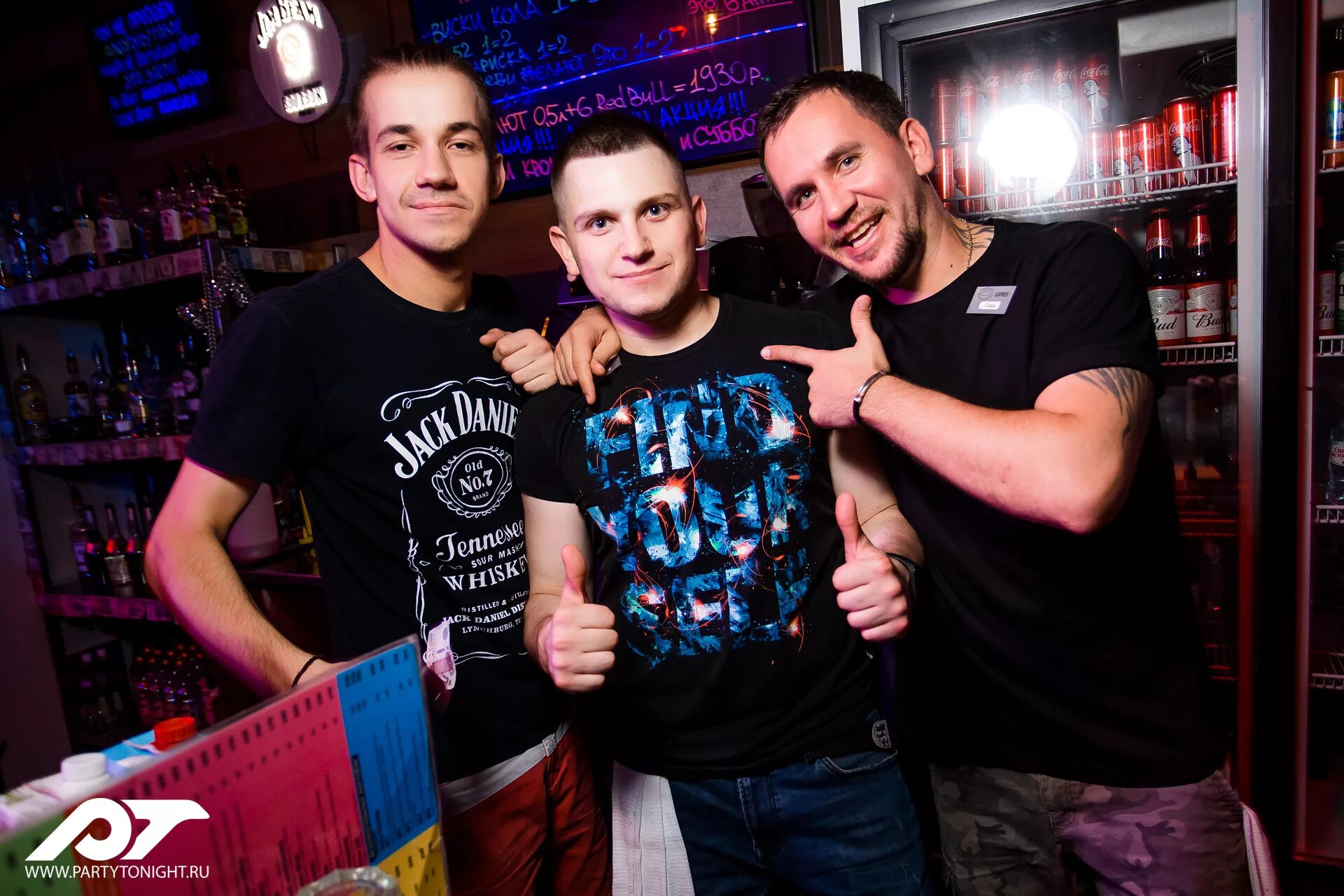 мужик клуб. мальчишник в стрип клубе. фото парней в клубе. мужик клуб. клубный парень.