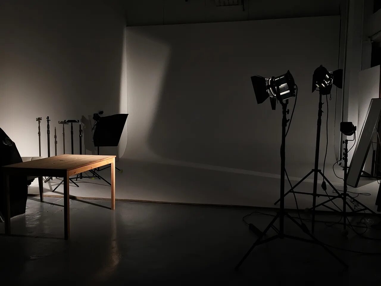 Ночная фотостудия субтитры. Фотостудия черно белая. серые фотостудии. фотостудия с темным фоном.