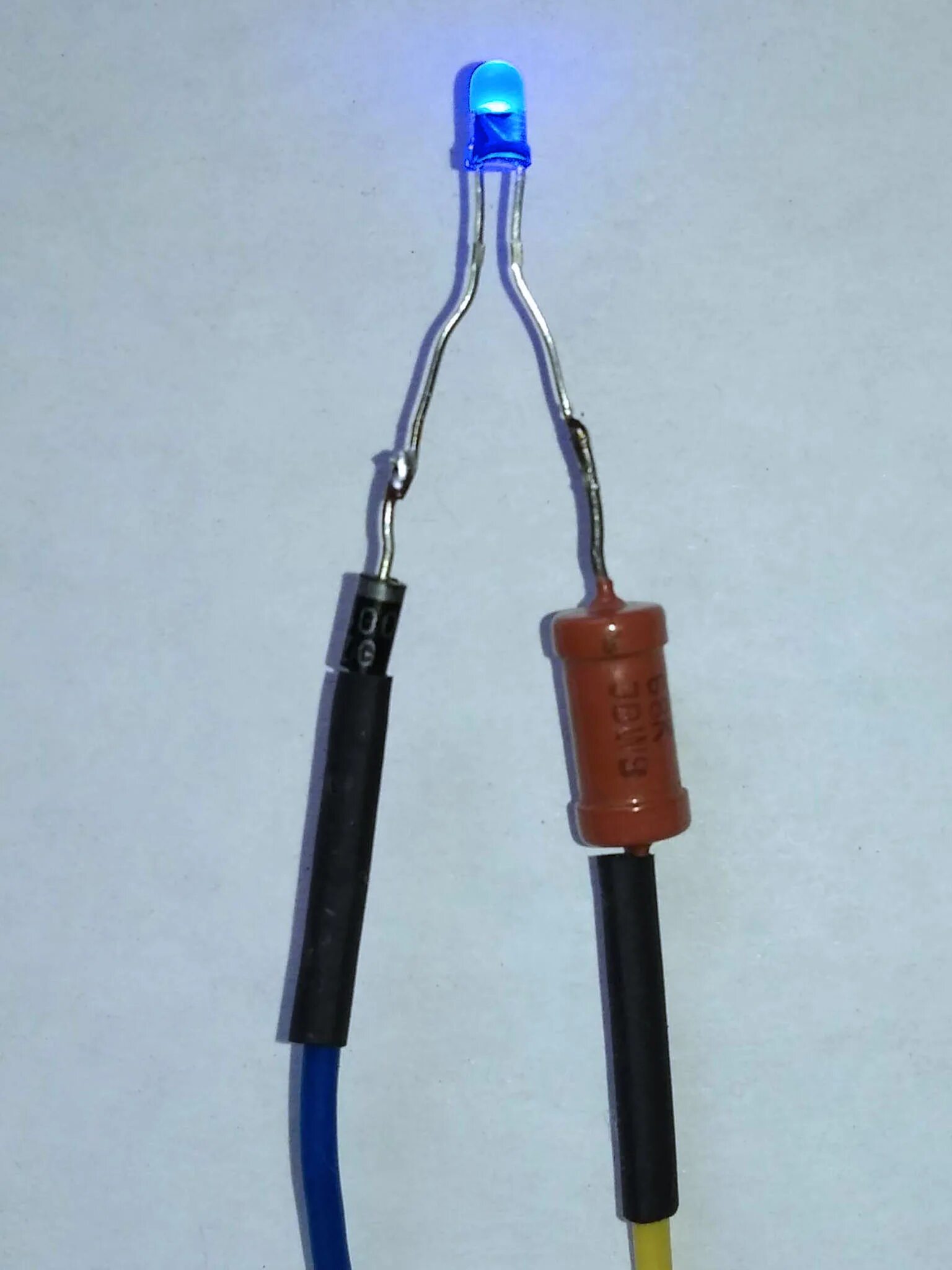 Диоды с резистором на 12 в. Светодиод от 220 вольт. Индикаторный светодиод в сеть 220 вольт. Резистор для светодиода 220. Светодиод от сети 220 вольт.