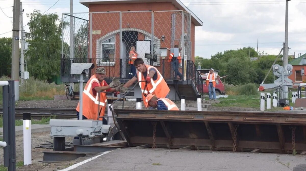 Железнодорожный переезд. ЖД переезд. Переезд на станции. Авария в Подгоренском районе. Работники жд переезда