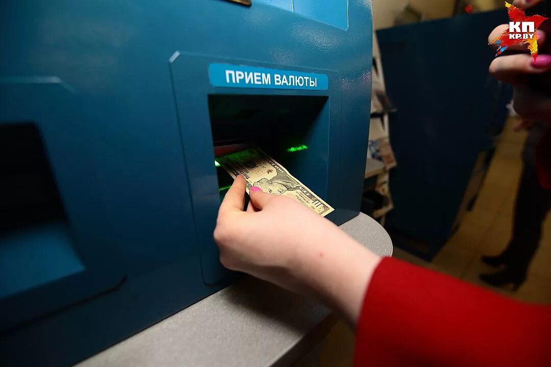 Терминалы валюты. Размен в банкомате. Терминал обмена валюты. Банкомат обмен валюты. Банкоматы с долларами в Москве.