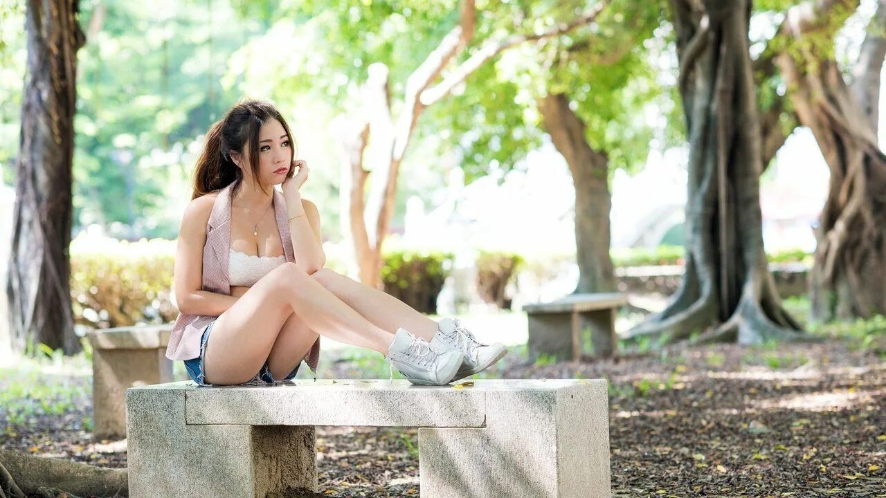 парке девушки видео. фотосессия в парке. женщина в парке. парке девушки видео. девушка гуляет в парке.