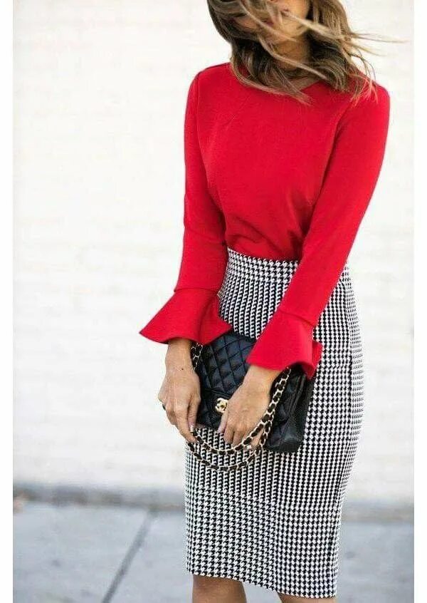 Красная блузка сочетается